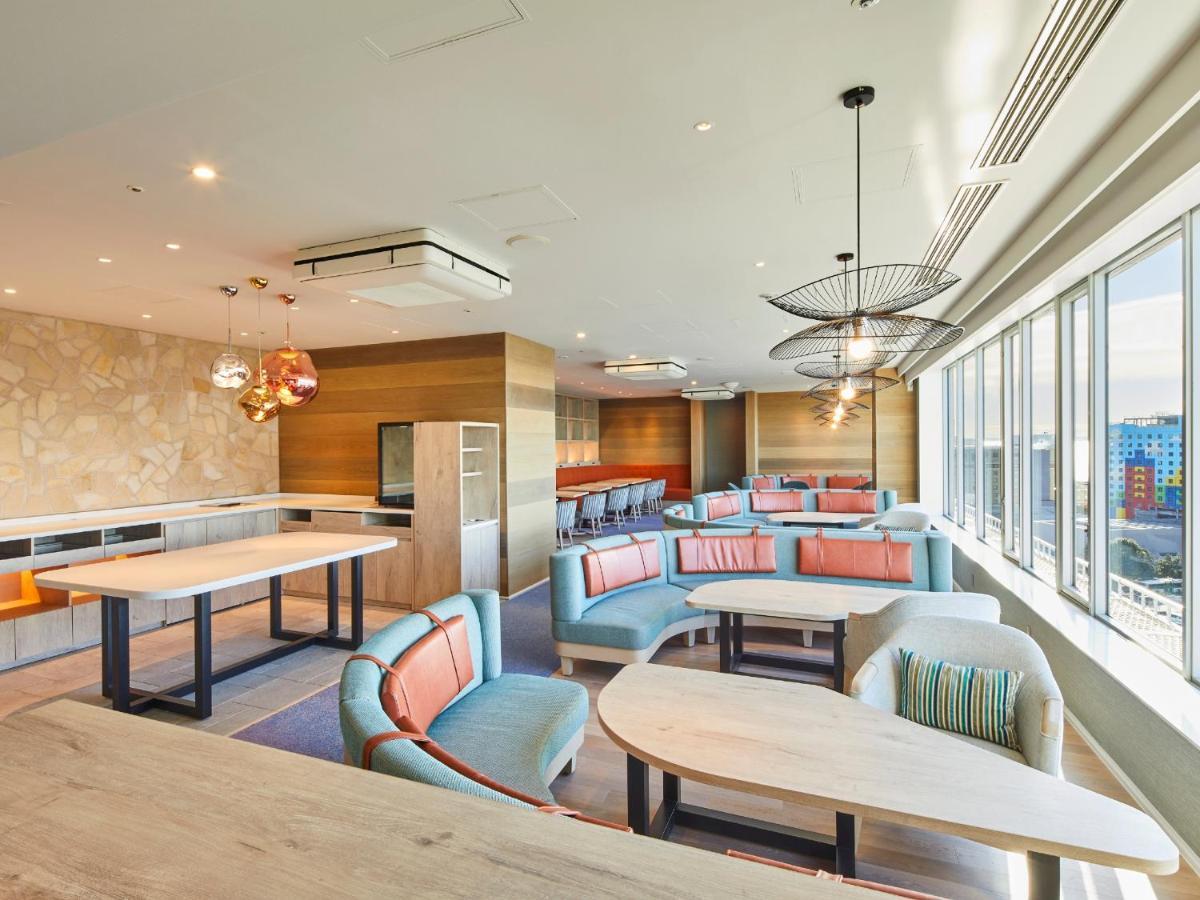Grand Nikko Tokyo Bay Maihama Hotell Urayasu Exteriör bild The photo shows a modern and stylish lounge or café area with large windows allowing natural light to fill the space. The interior features comfortable seating arrangements with sofas and tables, predominantly in soft colors, including shades of blue