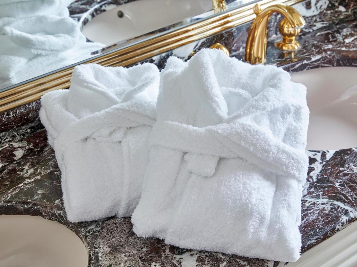 Grand Nikko Tokyo Bay Maihama Hotell Urayasu Exteriör bild The photo shows two white bathrobes neatly folded and placed on a marble surface, likely in a luxurious bathroom setting. The bathrobes have a simple, classic design with belts tied around them. In the background, there appears to be a decorative mir