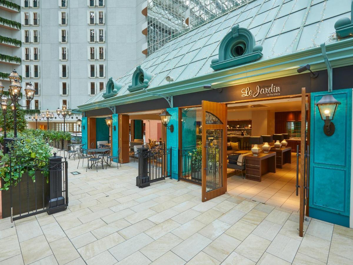 Grand Nikko Tokyo Bay Maihama Hotell Urayasu Exteriör bild The photo shows an entrance to a restaurant named "Le Jardin." The exterior features a bright teal color with ornate details, and there are large double doors that are open, inviting guests inside. There are outdoor seating arrangements visible, alon